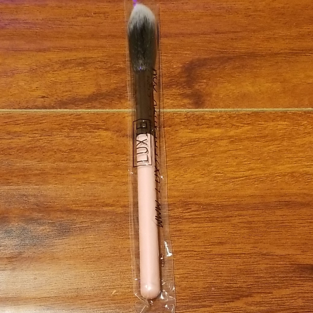 Luxie make up brush